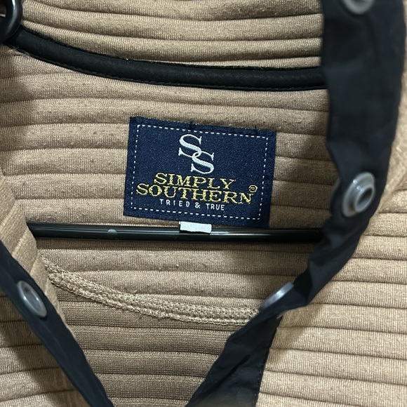 2 Simply Southern Women’s Size Large button collar sweatshirt - Picture 5 of 13